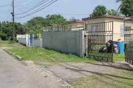Lot plus a small structure for sale